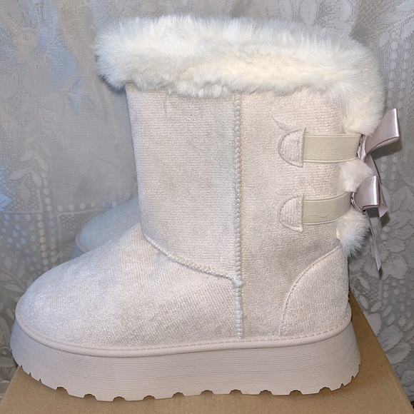 Brand new light pink platform faux fur boots with bows - Picture 4 of 5